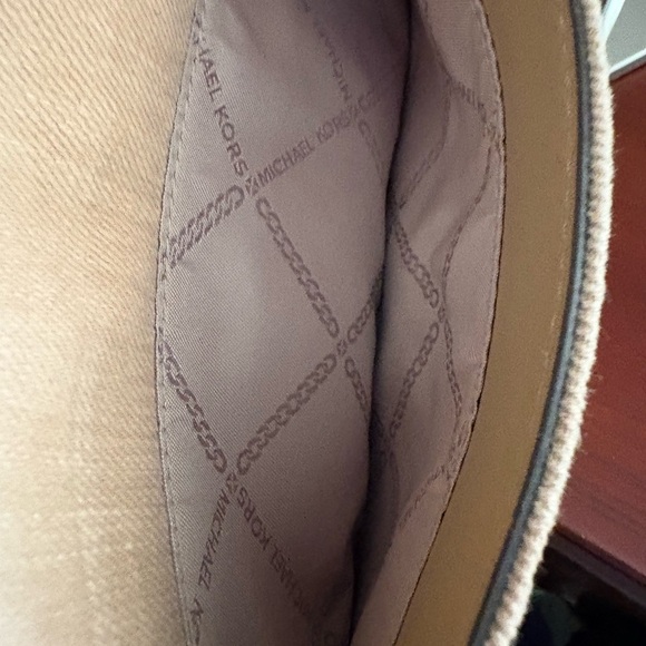 Michael Kors Maeve Large Logo East West Pocket Crossbody - NWT - Picture 12 of 13